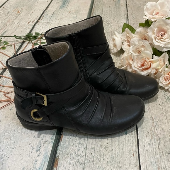 Naturalizer 7M ankle boots Cycle black leather flats zip buckle neutral Womens - Picture 2 of 10